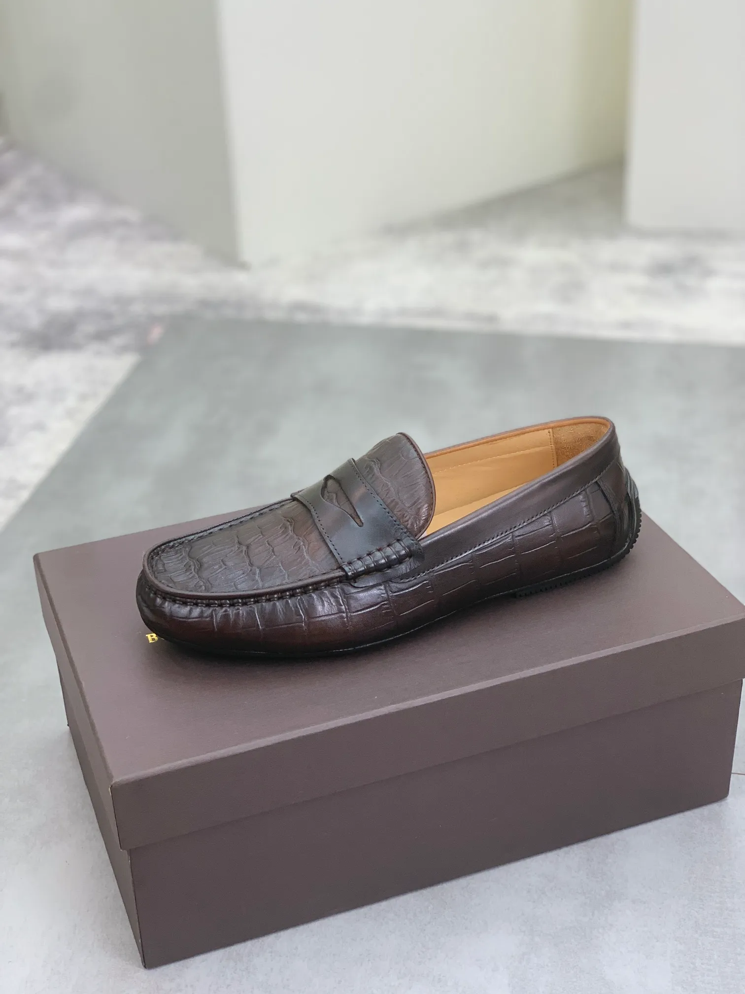 Men's shoes 💰P420 [New model] Water-dyed Niuli 💰High-quality business beanie shoes 💎💎💎 BOTTEGA VENETA official website synchronizes the latest top version of BV in the market, accepts material comparison, shoe type comparison, process comparison, practical and texture, versatile, suitable for any occasion, the more you look at it, the more it tastes. Purely hand-woven craftsmanship - Upper material, Italian 🇮🇹 imported crocodile pattern calfskin - High-quality water-dyed cowhide lining - Original private model customized outsole -Size: 39-44 (38 45 can be customized) Color: black or brown optional